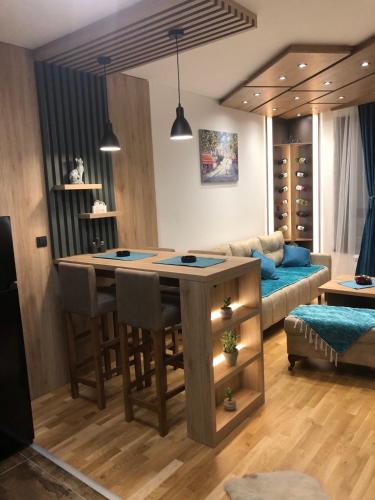 Setaliste apartman Zlatibor stan na dan smestaj na setalistu kod Kraljevog trga terasa parking