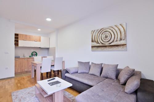 Planinski apartman White Bear sa modernim svetlim enterijerom i terasom na Zlatiboru
